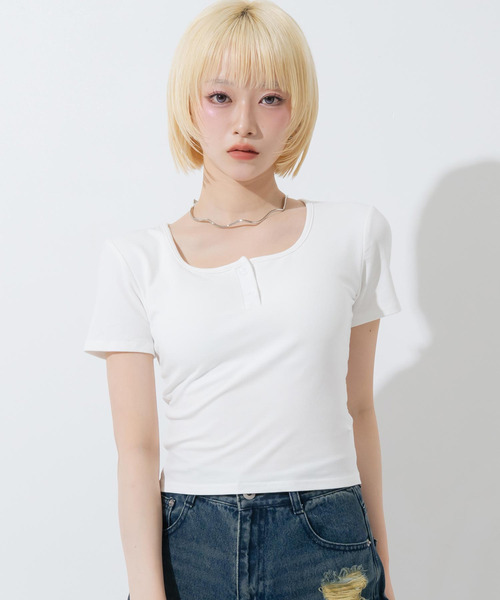 ANAP(アナップ)の「カップ付 ボタンデザイン ぴたっとTシャツ(Tシャツ/カットソー・レディース・ブラック/ホワイト・F)」の1枚目の写真