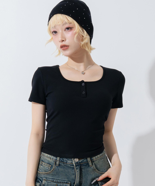 ANAP(アナップ)の「カップ付 ボタンデザイン ぴたっとTシャツ(Tシャツ/カットソー・レディース・ブラック/ホワイト・F)」の2枚目の写真
