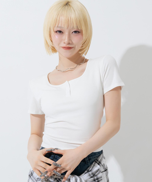 ANAP(アナップ)の「カップ付 ボタンデザイン ぴたっとTシャツ(Tシャツ/カットソー・レディース・ブラック/ホワイト・F)」の9枚目の写真