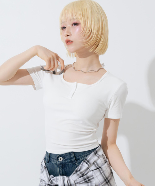 ANAP(アナップ)の「カップ付 ボタンデザイン ぴたっとTシャツ(Tシャツ/カットソー・レディース・ブラック/ホワイト・F)」の10枚目の写真