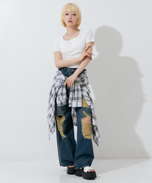 ANAP(アナップ)の「カップ付 ボタンデザイン ぴたっとTシャツ(Tシャツ/カットソー・レディース・ブラック/ホワイト・F)」の4枚目の写真