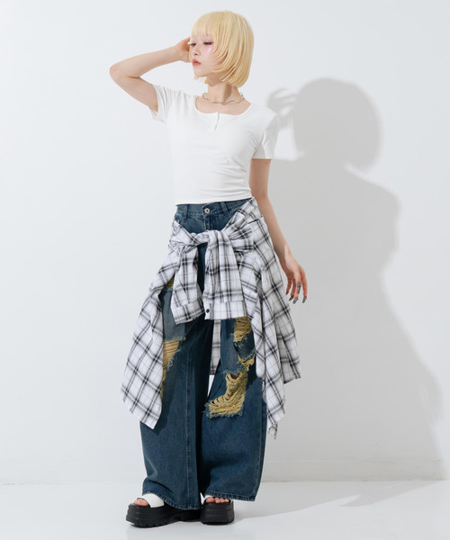 ANAP(アナップ)の「カップ付 ボタンデザイン ぴたっとTシャツ(Tシャツ/カットソー・レディース・ブラック/ホワイト・F)」の5枚目の写真