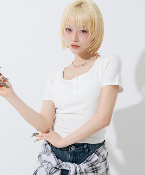 ANAP(アナップ)の「カップ付 ボタンデザイン ぴたっとTシャツ(Tシャツ/カットソー・レディース・ブラック/ホワイト・F)」の8枚目の写真