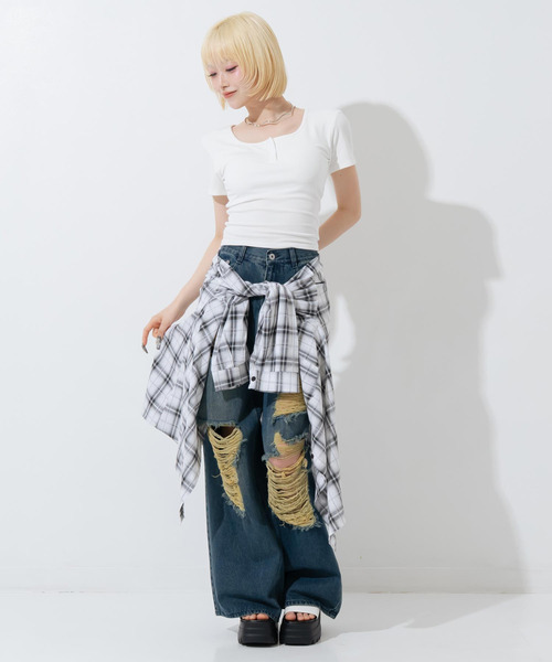 ANAP(アナップ)の「カップ付 ボタンデザイン ぴたっとTシャツ(Tシャツ/カットソー・レディース・ブラック/ホワイト・F)」の3枚目の写真