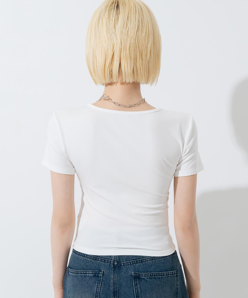 ANAP(アナップ)の「カップ付 ボタンデザイン ぴたっとTシャツ(Tシャツ/カットソー・レディース・ブラック/ホワイト・F)」の6枚目の写真