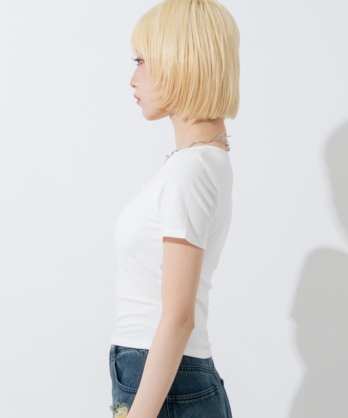 ANAP(アナップ)の「カップ付 ボタンデザイン ぴたっとTシャツ(Tシャツ/カットソー・レディース・ブラック/ホワイト・F)」の7枚目の写真