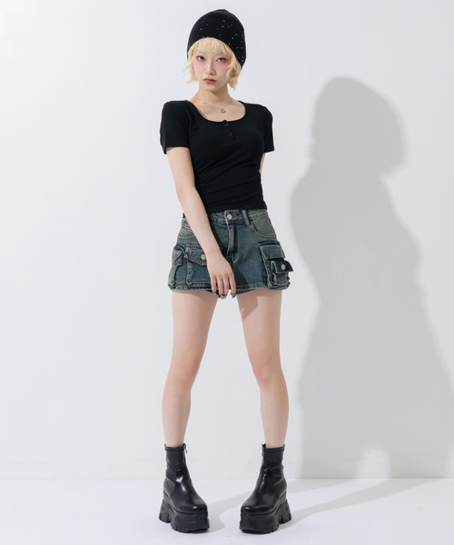 ANAP(アナップ)の「カップ付 ボタンデザイン ぴたっとTシャツ(Tシャツ/カットソー・レディース・ブラック/ホワイト・F)」の19枚目の写真