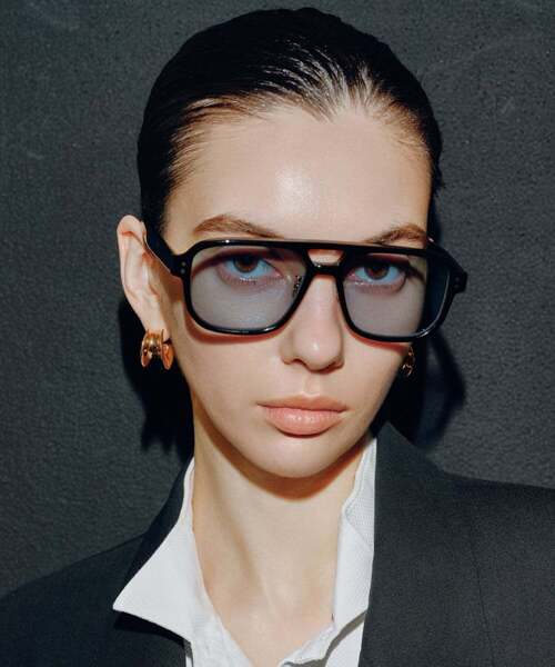 ADAM ET ROPE'（アダムエロペ）の「Zoff｜ADAM ET ROPE' アダムエロペ ウェリントン型 サングラス｜SUNCUTGlasses/UV100%CUT カラーレンズ 太縁フレーム ツーブリッジ ダブルブリッジ おしゃれ 紫外線対策 UVカット メンズ レディース ユニセックス（サングラス・レディース・ブラウン系その他2/グレー/ブラック・FREE）」の2枚目の写真