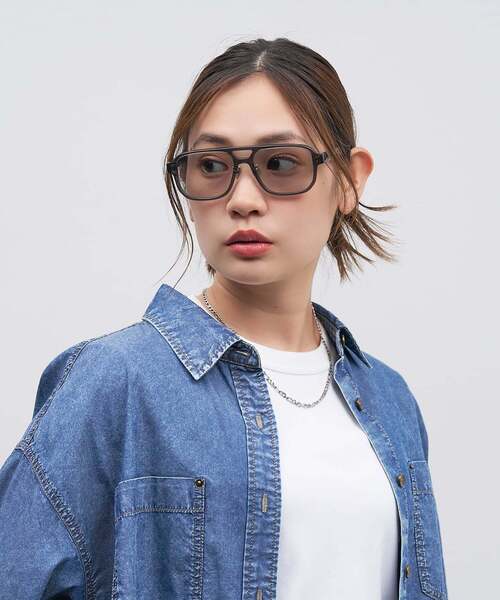 ADAM ET ROPE'（アダムエロペ）の「Zoff｜ADAM ET ROPE' アダムエロペ ウェリントン型 サングラス｜SUNCUTGlasses/UV100%CUT カラーレンズ 太縁フレーム ツーブリッジ ダブルブリッジ おしゃれ 紫外線対策 UVカット メンズ レディース ユニセックス（サングラス・レディース・ブラウン系その他2/グレー/ブラック・FREE）」の10枚目の写真