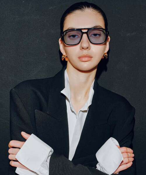 ADAM ET ROPE'（アダムエロペ）の「Zoff｜ADAM ET ROPE' アダムエロペ ウェリントン型 サングラス｜SUNCUTGlasses/UV100%CUT カラーレンズ 太縁フレーム ツーブリッジ ダブルブリッジ おしゃれ 紫外線対策 UVカット メンズ レディース ユニセックス（サングラス・レディース・ブラウン系その他2/グレー/ブラック・FREE）」の14枚目の写真