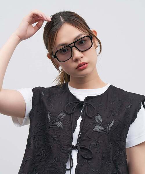 ADAM ET ROPE'（アダムエロペ）の「Zoff｜ADAM ET ROPE' アダムエロペ ウェリントン型 サングラス｜SUNCUTGlasses/UV100%CUT カラーレンズ 太縁フレーム ツーブリッジ ダブルブリッジ おしゃれ 紫外線対策 UVカット メンズ レディース ユニセックス（サングラス・レディース・ブラウン系その他2/グレー/ブラック・FREE）」の21枚目の写真