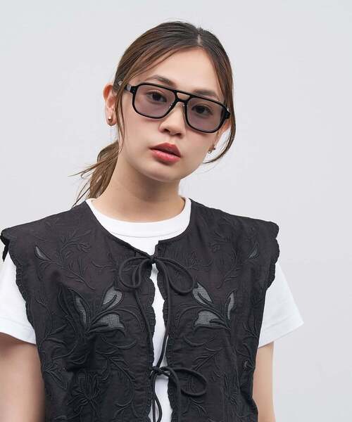 ADAM ET ROPE'（アダムエロペ）の「Zoff｜ADAM ET ROPE' アダムエロペ ウェリントン型 サングラス｜SUNCUTGlasses/UV100%CUT カラーレンズ 太縁フレーム ツーブリッジ ダブルブリッジ おしゃれ 紫外線対策 UVカット メンズ レディース ユニセックス（サングラス・レディース・ブラウン系その他2/グレー/ブラック・FREE）」の22枚目の写真
