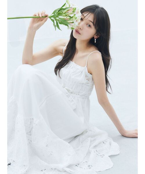 LAGUNAMOON（ラグナムーン）の「エンブロイダリーギャザーキャミワンピース 【夏服】（ワンピース・レディース・ホワイト/ネイビー・SMALL/MEDIUM）」の3枚目の写真
