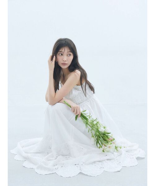 LAGUNAMOON（ラグナムーン）の「エンブロイダリーギャザーキャミワンピース 【夏服】（ワンピース・レディース・ホワイト/ネイビー・SMALL/MEDIUM）」の4枚目の写真