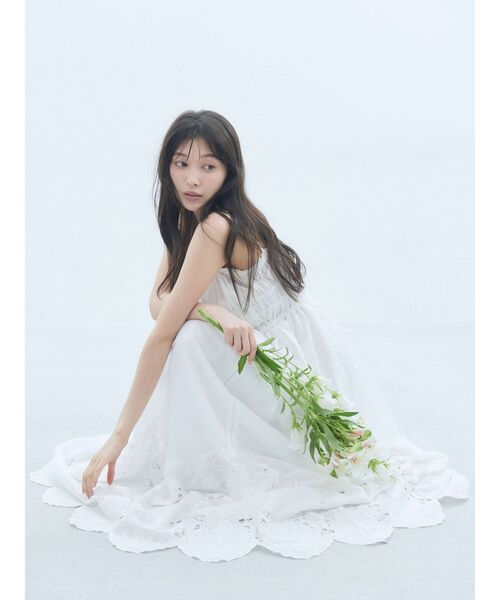 LAGUNAMOON（ラグナムーン）の「エンブロイダリーギャザーキャミワンピース 【夏服】（ワンピース・レディース・ホワイト/ネイビー・SMALL/MEDIUM）」の5枚目の写真