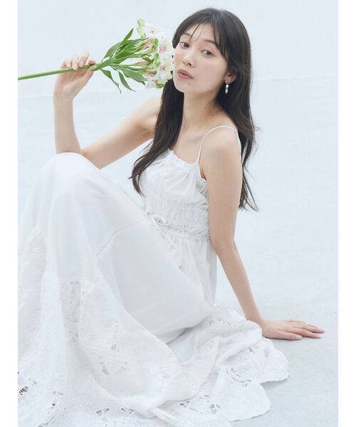 LAGUNAMOON（ラグナムーン）の「エンブロイダリーギャザーキャミワンピース 【夏服】（ワンピース・レディース・ホワイト/ネイビー・SMALL/MEDIUM）」の6枚目の写真