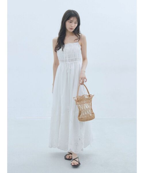 LAGUNAMOON（ラグナムーン）の「エンブロイダリーギャザーキャミワンピース 【夏服】（ワンピース・レディース・ホワイト/ネイビー・SMALL/MEDIUM）」の8枚目の写真
