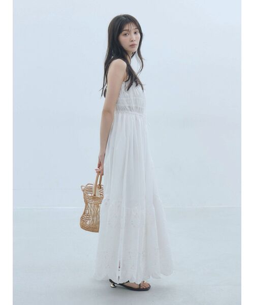 LAGUNAMOON（ラグナムーン）の「エンブロイダリーギャザーキャミワンピース 【夏服】（ワンピース・レディース・ホワイト/ネイビー・SMALL/MEDIUM）」の9枚目の写真