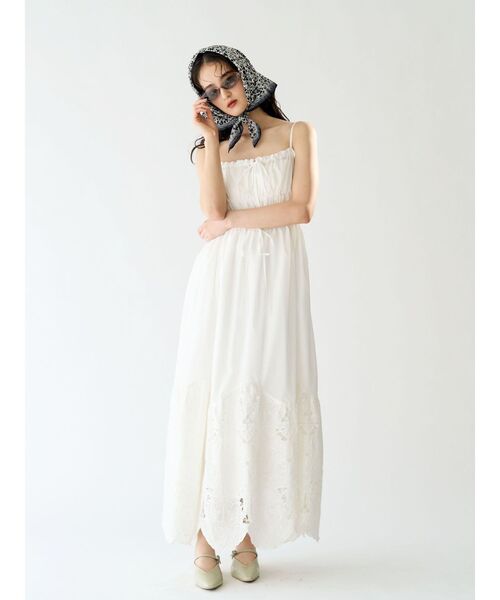 LAGUNAMOON（ラグナムーン）の「エンブロイダリーギャザーキャミワンピース 【夏服】（ワンピース・レディース・ホワイト/ネイビー・SMALL/MEDIUM）」の12枚目の写真