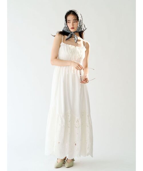 LAGUNAMOON（ラグナムーン）の「エンブロイダリーギャザーキャミワンピース 【夏服】（ワンピース・レディース・ホワイト/ネイビー・SMALL/MEDIUM）」の14枚目の写真