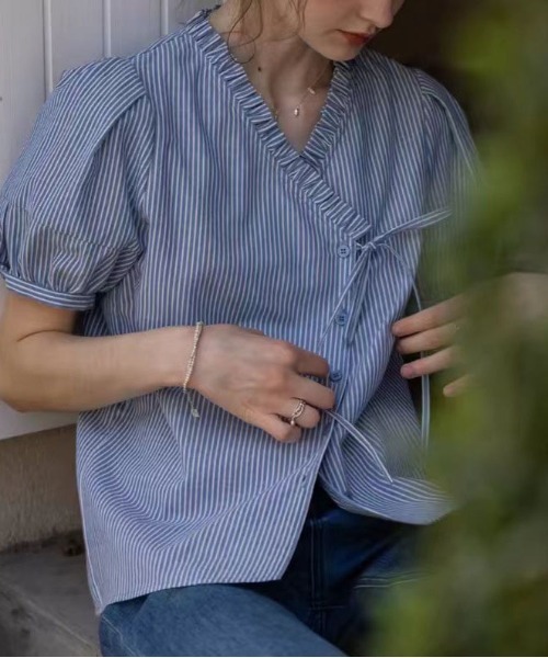 &soiree(アンドソワレ)の「カシュクールフリルストライプ半袖ブラウス(シャツ/ブラウス・レディース・ブルー・LARGE/MEDIUM/SMALL)」の4枚目の写真