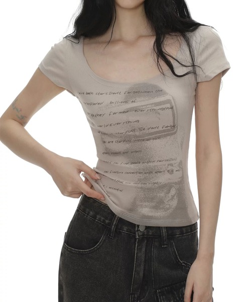 MAISON DE THERESE(メゾン ド テレーズ)の「グランジ レタリングロゴプリント タイトピチTシャツ(Tシャツ/カットソー・レディース・Beige/BROWN・M)」の3枚目の写真