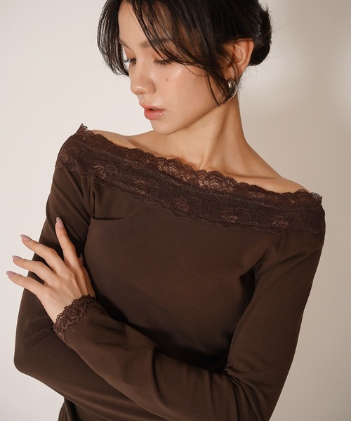 KINO THE KEI(キノザケイ)の「前後2WAY レース オフショル フライスカットソー トップス KINO THE KEI(Tシャツ/カットソー・レディース・ブラック/ダークブラウン・フリー)」の2枚目の写真
