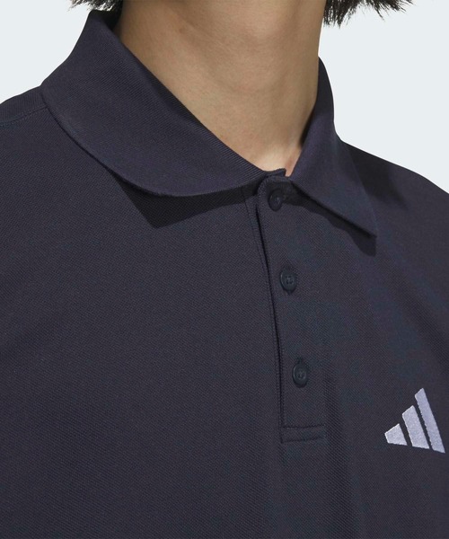 adidas(アディダス)の「エッセンシャルズ プラス ルーズフィット スモールロゴ 半袖ポロシャツ / アディダス adidas(ポロシャツ・メンズ・ダークブルー・XX-LARGE/3XL/LARGE/MEDIUM/SMALL/X-LARGE)」の3枚目の写真
