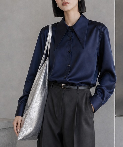 CLOTHY(クロシィ)の「【レトロな襟をモードに更新】ロングカラーデザイン サテンブラウス 秋服(シャツ/ブラウス・レディース・ネイビー/オフホワイト/グレー・FREE)」の3枚目の写真