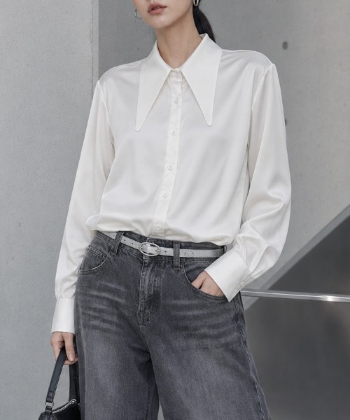 CLOTHY(クロシィ)の「【レトロな襟をモードに更新】ロングカラーデザイン サテンブラウス 秋服(シャツ/ブラウス・レディース・ネイビー/オフホワイト/グレー・FREE)」の1枚目の写真