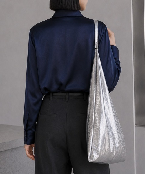 CLOTHY(クロシィ)の「【レトロな襟をモードに更新】ロングカラーデザイン サテンブラウス 秋服(シャツ/ブラウス・レディース・ネイビー/オフホワイト/グレー・FREE)」の11枚目の写真