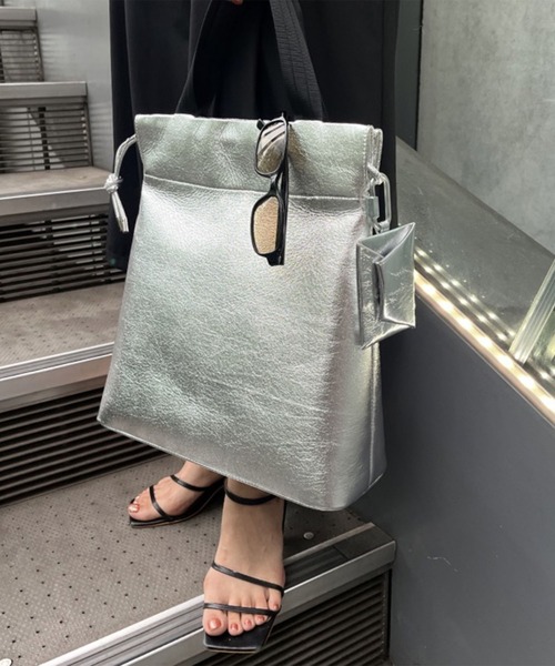 Scrap Book(スクラップブック)の「【atneK】テープハンドル巾着トートバッグ(トートバッグ・レディース・ブラック/シルバー・FREE)」の1枚目の写真