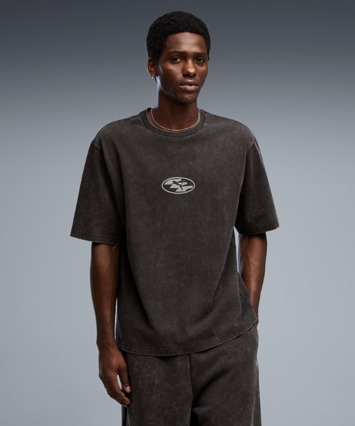 PUMA(プーマ)の「PUMA プーマ ユニセックス SPC ボクシー ウォッシュド グラフィック 半袖 Tシ(Tシャツ/カットソー・メンズ・ブラック/ダークグレー・LARGE/X-LARGE/SMALL/MEDIUM)」の2枚目の写真