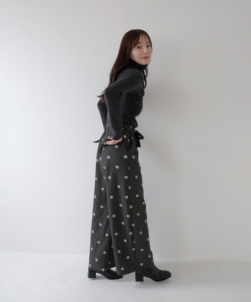 AMUU. PRECIEUSE(アムープレシューズ)の「フラワードットリボンベルトワイドパンツ(その他パンツ・レディース・チャコールグレー・FREE)」の5枚目の写真