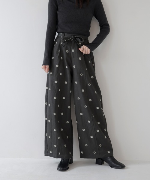 AMUU. PRECIEUSE(アムープレシューズ)の「フラワードットリボンベルトワイドパンツ(その他パンツ・レディース・チャコールグレー・FREE)」の6枚目の写真