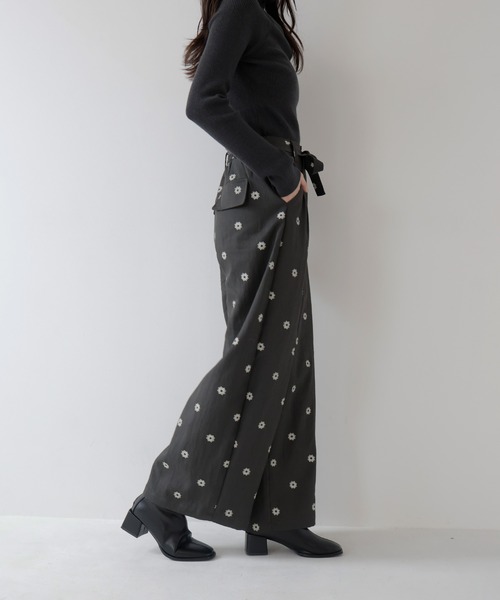 AMUU. PRECIEUSE(アムープレシューズ)の「フラワードットリボンベルトワイドパンツ(その他パンツ・レディース・チャコールグレー・FREE)」の7枚目の写真