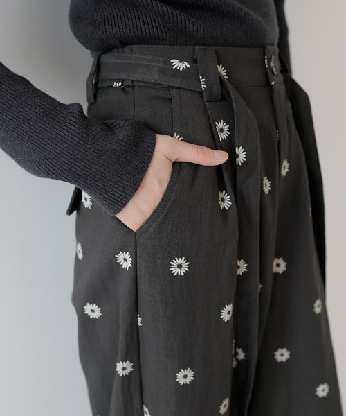 AMUU. PRECIEUSE(アムープレシューズ)の「フラワードットリボンベルトワイドパンツ(その他パンツ・レディース・チャコールグレー・FREE)」の11枚目の写真