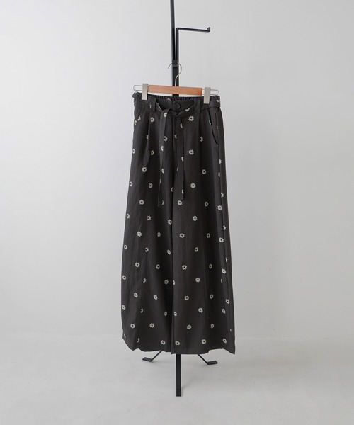 AMUU. PRECIEUSE(アムープレシューズ)の「フラワードットリボンベルトワイドパンツ(その他パンツ・レディース・チャコールグレー・FREE)」の13枚目の写真