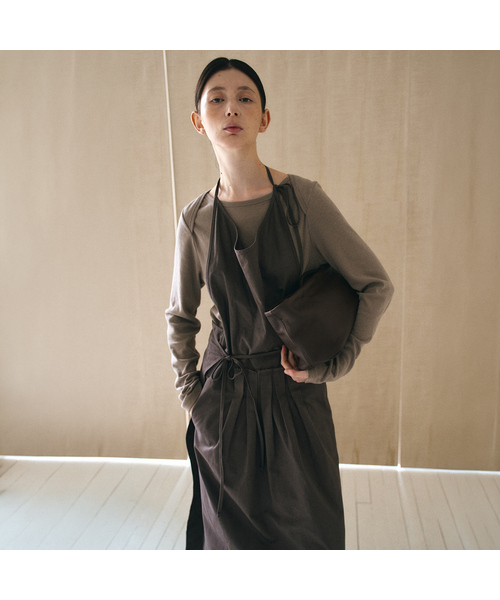 YURT(ユルト)の「Low Tuck Apron Dress_2COLOR(ワンピース・レディース・オートミール/チャコール・FREE)」の1枚目の写真
