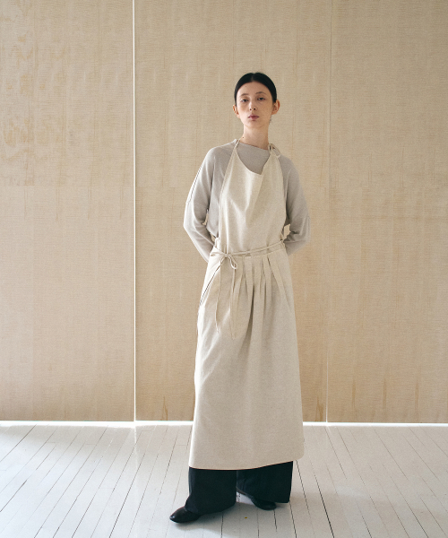 YURT(ユルト)の「Low Tuck Apron Dress_2COLOR(ワンピース・レディース・オートミール/チャコール・FREE)」の3枚目の写真