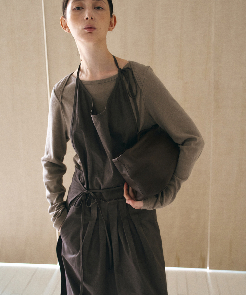 YURT(ユルト)の「Low Tuck Apron Dress_2COLOR(ワンピース・レディース・オートミール/チャコール・FREE)」の4枚目の写真