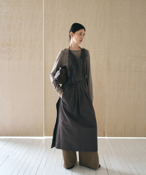 YURT(ユルト)の「Low Tuck Apron Dress_2COLOR(ワンピース・レディース・オートミール/チャコール・FREE)」の5枚目の写真