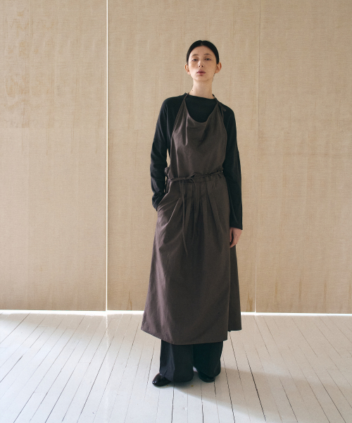 YURT(ユルト)の「Low Tuck Apron Dress_2COLOR(ワンピース・レディース・オートミール/チャコール・FREE)」の6枚目の写真