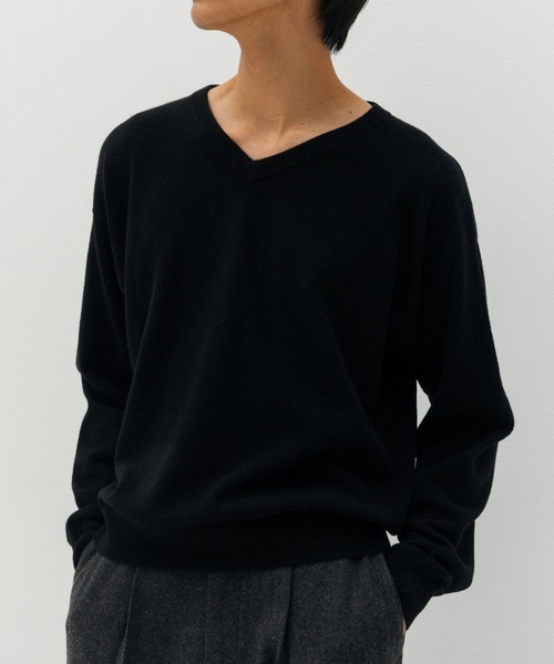 LURAKU(ルラク)の「【LURAKU】Cashmere Blend V-neck Knit / カシミヤブレンドVネックニット(ニット/セーター・メンズ・グレー/ブラック/ベージュ・MEDIUM/SMALL/LARGE)」の7枚目の写真