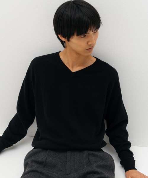 LURAKU(ルラク)の「【LURAKU】Cashmere Blend V-neck Knit / カシミヤブレンドVネックニット(ニット/セーター・メンズ・グレー/ブラック/ベージュ・MEDIUM/SMALL/LARGE)」の9枚目の写真
