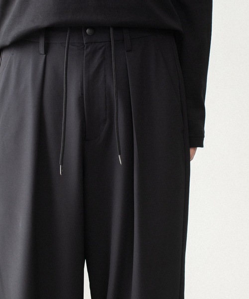 ATTACHMENT(アタッチメント)の「【 LIMITED 】2ウェイストレッチクロス 1タック トラウザーズ / PE 2WAY STRETCH CLOTH 1TUCK TROUSERS(スラックス・メンズ・ブラック/ダークグレー・1/2/4/3)」の5枚目の写真
