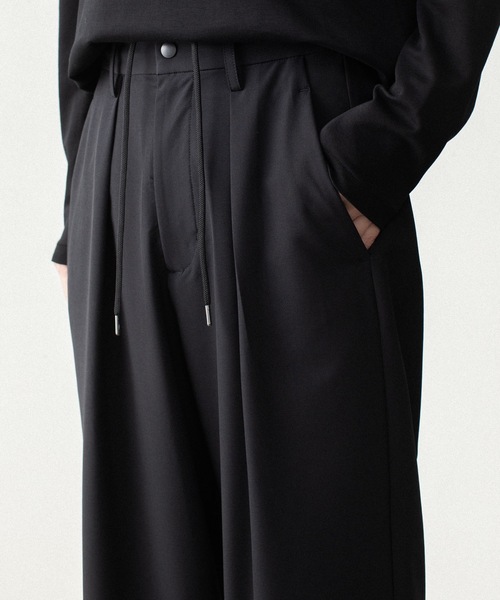 ATTACHMENT(アタッチメント)の「【 LIMITED 】2ウェイストレッチクロス 1タック トラウザーズ / PE 2WAY STRETCH CLOTH 1TUCK TROUSERS(スラックス・メンズ・ブラック/ダークグレー・1/2/4/3)」の4枚目の写真