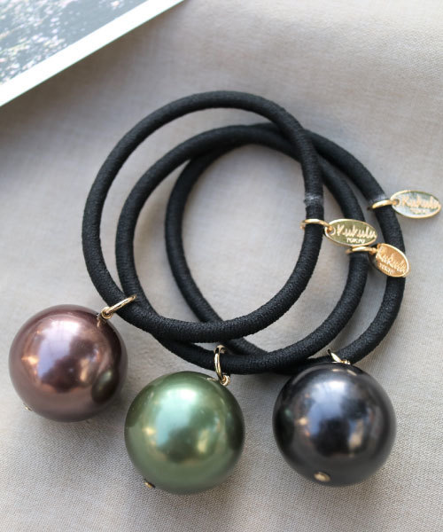 tone（トーン）の「【KuKuLu TOKYO】パールポニー（ヘアゴム・レディース・グレー/ブラウン/ホワイト/レッド/ダークブラウン/ブラック/グリーン/ゴールド/パープル/ピンク/ブルー・FREE）」の4枚目の写真