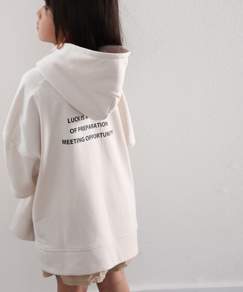 classicalelf(クラシカルエルフ)の「キッズサイドスリット バックロゴ入り無地ワイドプルオーバーパーカー(半袖)(パーカー・キッズ・アイボリー/ブラック/ホワイト/モカ/ライトカーキ・130/140/150)」の8枚目の写真