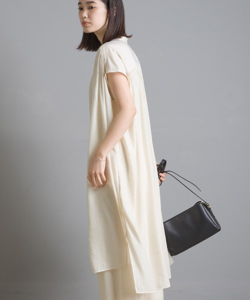 OMNES Another Edition（オムネス アナザーエディション）の「気流染めシルクタッチ バンドカラーギャザーフレンチスリーブシャツワンピース（ワンピース・レディース・アイボリー/ブラック/ラベンダー/イエロー・FREE）」の6枚目の写真